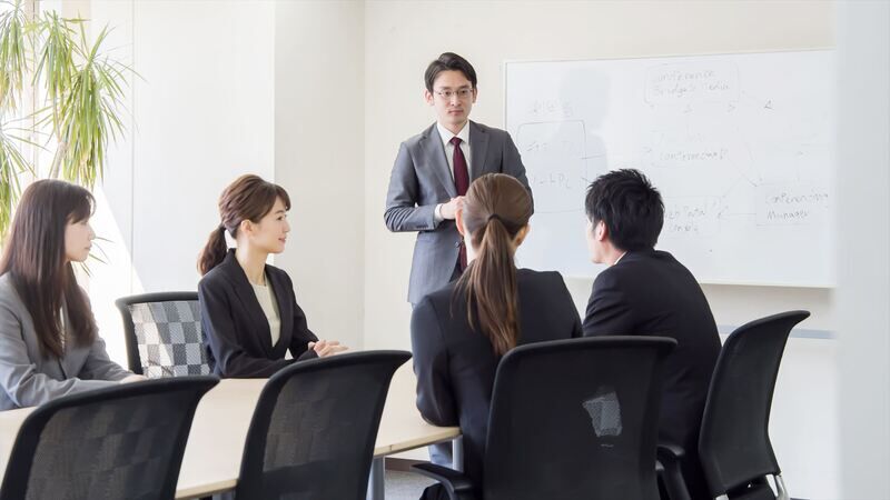 ミーティングで話す男性スタッフ
